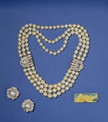 Urval av pärlsmycken: treradigt pärlhalsband med diamantklämmor; boutonformade Southsea odlade pärlörhängen; guld- och emaljbrosch av Lalique, ca 1900 (pärla)