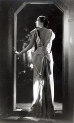 Klänning designad av Madeleine Vionnet (1876-1975)