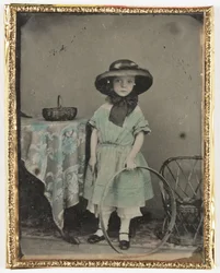 Porträtt av en flicka som håller en båge vid ett bord, c 1840-1890