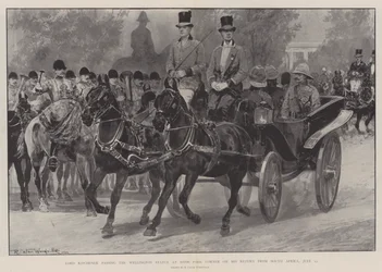 Lord Kitchener passerar Wellington-statyn vid Hyde Park Corner när han återvänder från Sydafrika, 12 juli.