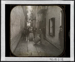 Gotham Court, 38 Cherry Street, ca 1890 (silvergelatintryck)