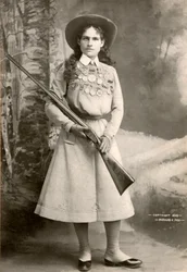 Annie Oakley med ett gevär