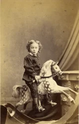 Pojke som sitter på en gunghäst, 1860-talet (albumenprint)