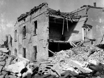Bombardementen av Sermide: ett allvarligt skadat hus under andra världskriget