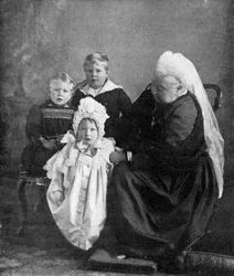 Drottning Victoria med barnen till hertigen och hertiginnan av York, 1901.