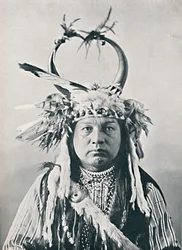 En indian med buffelhorns huvudbonad, 1912