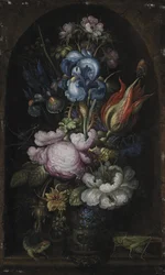 Bukett av blommor i en stennisch
