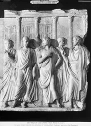 En grupp senatorer utanför Jupiters tempel (marmor) (se 261376 och 261377)
