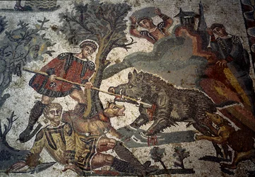 En jägare sårar attack av en galt, en av hans följeslagare stöter bort djuret med sitt spjut, detalj av "Det lilla jaktpartiet", 315-350