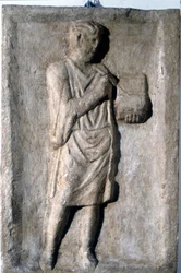 En man som skriver med en penna på en vaxtavla, romersk basrelief, 2:a-3:e århundradet.