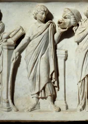 En musa som håller en mask av komedin, detalj av Musernas sarkofag: representation av konstens musor och bokstäver. Skulptur i marmor. 150 e.Kr. Paris, Louvren.