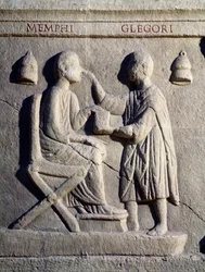 En ögonläkare undersöker ögonen på sin patient (nedre relief, 2:a århundradet)