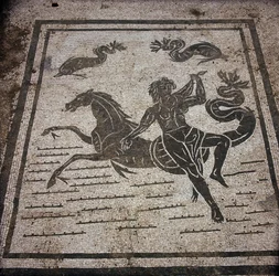 Forntida Ostia (Ostia). Place des Corporations. Mosaik av Sabratha Seafarers Corporation. En nymf och en marinhäst.