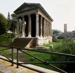 Antikens Rom: utsikt över Tempio di Portuno (Portunus tempel eller manlig förmögenhets tempel) nära torget för sanningens mynning (Bocca della verita) 2:a-1:a århundradet f.Kr. Rom
