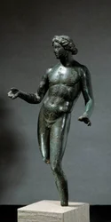 Apollo. Bronsstaty från Mansat La Courriere, Creuse. 1:a till 2:a århundradet e.Kr. Sön 0,295 m. Paris, Louvren