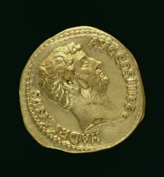 Aureus (framsidan) av Hadrianus (117 e.Kr.-138 e.Kr.) barhuvad. (guld) Inskription: HADRIANVS AVGUSTVS (för baksidan se 119153)