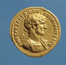 Aureus (framsidan) av Hadrianus (AD 117-AD 138) draperad, cuirassed, bär en lagerkrans. (guld) Inskription: IMP CAESAR TRAIAN HADIANVS AVG