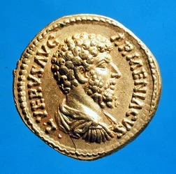 Aureus (framsidan) med bysten av Lucius Verus (161 e.Kr.-169 e.Kr.) draperad och kurasserad. (guld) Inskription: L VERVS AVG ARMENIACVS