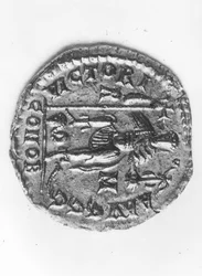 Mynt som föreställer kejsar Valentinian III (419-455) som firar sin seger över Hunnen Attila (395-453) c.452 (metall) (omvänd)