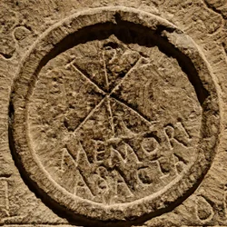Detalj från en altarsten som visar en förkortning för Jesu Kristi namn, Nordafrika, ca 300-talet e.Kr.
