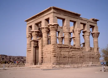 Egyptisk antikvitet: kiosk av Marcus Ulpius Trajanus (Trajanus eller traiano) romersk kejsare. 2:a århundradet. Assuan, Philae. Egypten