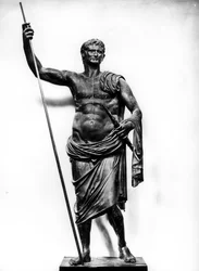 Kejsar Augustus håller i en spira och åskbult, från Herculaneum