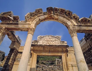 Fasad av Hadrianus tempel