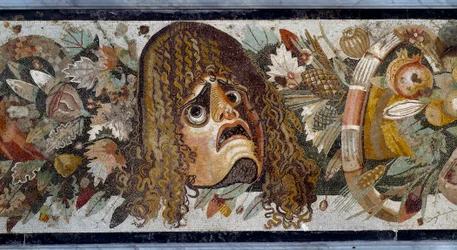 Feston med mask, blad och frukter. Detalj. Mosaik från Faunens hus i Pompeji, 2:a århundradet f.Kr. Mått: 280 x 49 cm. Neapel, Museo Nazionale Archeologico