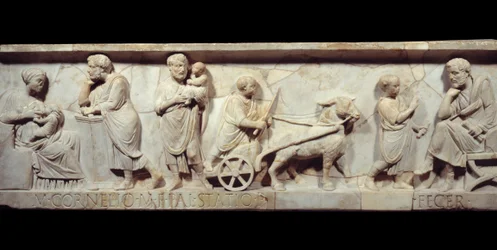 Fragment av Marcus Cornelius Statius sarkofag, omkring 150 e.Kr. - Antikens Rom: Framsidan av en romersk sarkofag. Scen ur ett barns liv, från födelsen till lärandet. Paris, Musée du Louvre