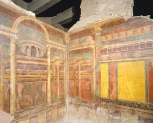 Fresker i andra pompejanska stilen med låtsasarkitektur, från ett rum i Mysteriernas villa, Pompeji, Kampanien, romersk civilisation