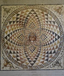 Geometrisk mosaik med Dionysos i mitten, upptäckt i romersk villa i Korinth, Grekland, romersk civilisation, andra hälften av 200-talet - början av 300-talet e.Kr (mosaik)