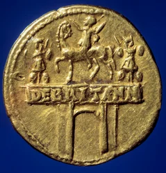 Guldmyntbåge som representerar triumfbågen av kejsar Claude I (10-54) (Tiberius Claudius Nero Drusus eller Germanicus) som påminner om hans segrar i Bretagne”” Paris, B.N.