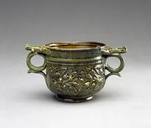 Grönglaserad Skyphos med upphöjda handtag, blad- och bärlister, AD 1-100 (terrakotta)
