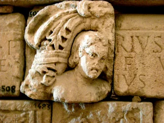 Huvud, fragment av en sarkofag, c.1:a århundradet