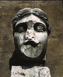 Statyhuvud, Ostia Antica, Italien
