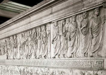 Imperial Cortege of Emperor Augustus - Låg nordlig marmorrelief av Ara Pacis Augustae, byggd av den romerske kejsaren Augustae mellan 13 och 9 f.Kr. på Champ de Mars (Marsfältet) i Rom för att fira freden efter imperiets krig agai