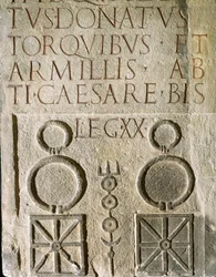 Inskrivna insignier av Twentieth Victorious Valerian Legion, romersk legion uppvuxen under 1:a århundradet e.Kr.
