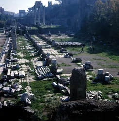 Plats där basilikan Giulia startade av Cesar omkring 54 f.Kr. och slutade av Augustus (Octavian eller Octavian) (63 f.Kr. - 14) - Forum Romanum, Rom