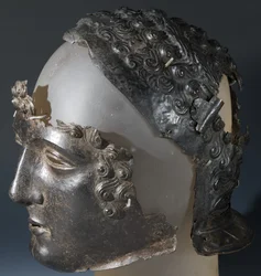 Paradhjälm och ansiktsmask, från den romerska platsen i Newstead, Melrose, sent 1:a århundradet e.Kr. (järn)