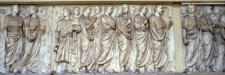 Prästprocession, Ara Pacis norra vägg (marmor)