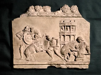 ROMERSK KONST: Basrelief i terrakotta föreställande tre gladiatorer som kämpar mot en ...