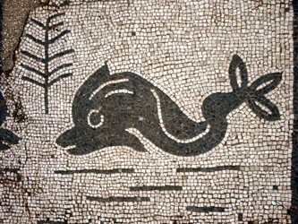Representation av en delfin efter en mosaik på torget i Corporazioni of Ostia (Ostia) antica.