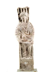 Representation av den gudomliga Cybele som sitter på en tron. Runt 300-talet f.Kr. Saint Germain, Museum of Antiquites