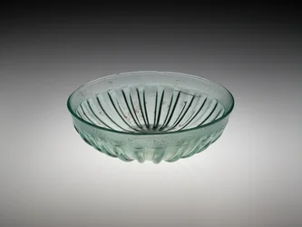 Ribbstickad glasskål, AD 100-200 (formblåst och skuret glas)