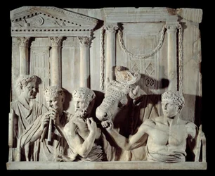 Antik romersk konst: fragment av en arkitektonisk relief: förberedelse av ett offer. Marmorskulptur från Rom