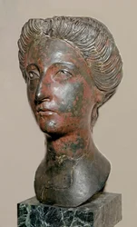 Romersk konst: Bronsbyst av en kvinna som bär samma stil som Antoninernas regne (92-162 e.Kr.) Rom, Museo della Civilta Romana