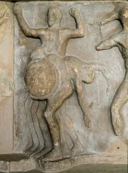 Romersk konst: Hercules and the Giant har tre huvuden Geryon (ett avsnitt av de tolv (12) verken av Hercules) Fringefragment från teatern i Delphi. 1:a århundradet e.Kr. Delphi, arkeologiskt museum