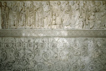 Romersk konst: "" Kejsar Augustus kejsarkortege""" Låg nordrelief i marmor av Ara Pacis Augustae byggd av den romerske kejsaren Augustae mellan 13 och 9 f.Kr. på Champ de Mars (Campo de Marte) i Rom för att fira freden efter krigen i