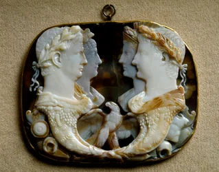 Romersk konst: Onyx camee (Gemma Claudia) dekorerar representationer av kejserliga par Claude (Tiberius Claudius Drusus) (10 f.Kr.-54 e.Kr.) och hans hustru Agrippin den unge (15-59 e.Kr.) (Agrippina minor) (vänster) och Caius Julius Caesar dit Germanicus 
