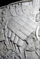 Romersk konst: "" angrepp av romarna under första kriget"" Form från 1862 som återger basrelieferna av kolonnen Trajanus (kolonn Trajanus) (Colonna Traiana) i Rom byggd under kejsar Trajanus (53-117) regeringstid. (låg lättnad)